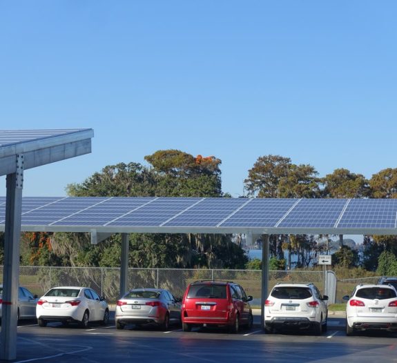 découvrez notre abri de ferme solaire, une solution écologique et innovante pour protéger vos équipements tout en générant de l'énergie renouvelable. idéal pour les exploitations agricoles, cet abri combine durabilité et performance énergétique.