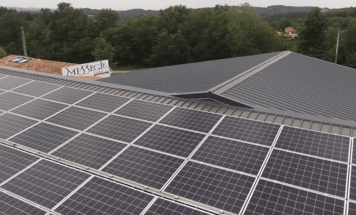 découvrez notre bâtiment photovoltaïque de 100 kwc, une solution innovante et durable pour produire votre propre énergie renouvelable. réduisez vos coûts énergétiques tout en contribuant à la protection de l'environnement. optez pour une installation performante et respectueuse des ressources naturelles.