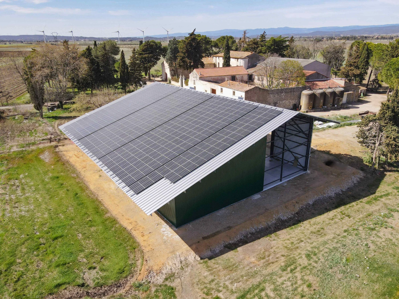 découvrez l'importance de l'emplacement pour un hangar agricole photovoltaïque optimal. choisissez le bon site pour maximiser l'efficacité énergétique de votre installation solaire tout en garantissant une intégration harmonieuse dans votre exploitation agricole.