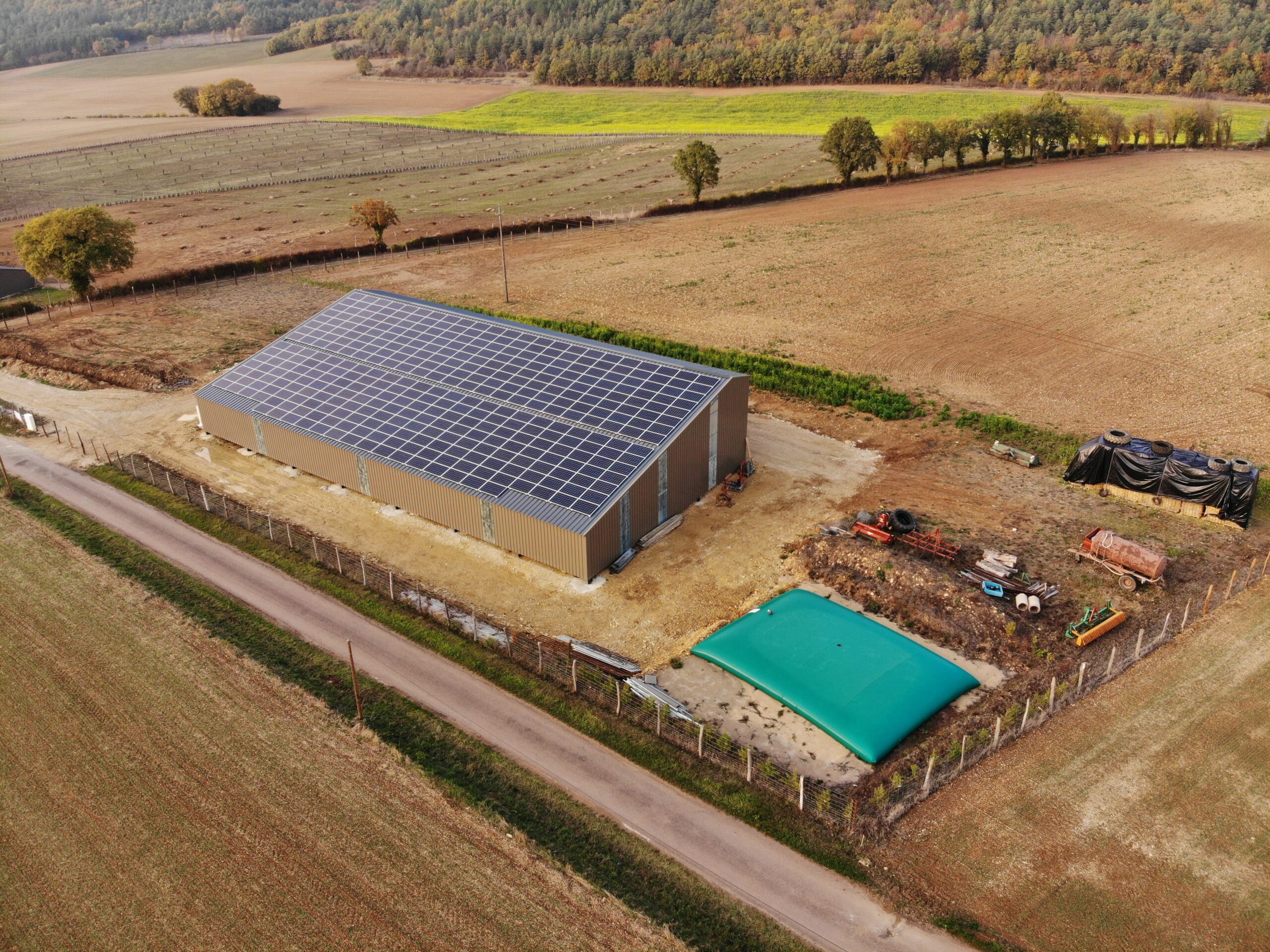 découvrez nos services d'installation de hangars photovoltaïques, une solution idéale pour optimiser vos espaces tout en produisant de l'énergie renouvelable. profitez d'une structure durable, respectueuse de l'environnement, et d'économies considérables sur vos factures d'électricité.