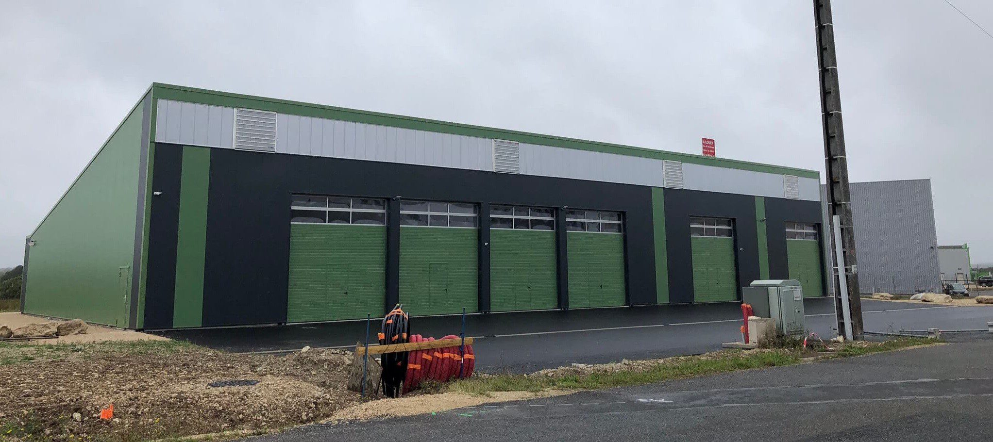 découvrez notre hangar agricole durable, conçu pour allier robustesse et respect de l'environnement. idéal pour stocker vos récoltes et équipements, il allie innovation et durabilité pour optimiser votre activité agricole tout en préservant la nature.