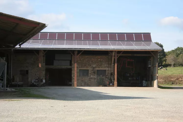 découvrez comment les panneaux solaires pour hangars agricoles peuvent transformer votre exploitation en une source d'énergie durable. maximisez vos économies tout en contribuant à l'environnement grâce à des solutions énergétiques innovantes et adaptées aux besoins spécifiques de l'agriculture.
