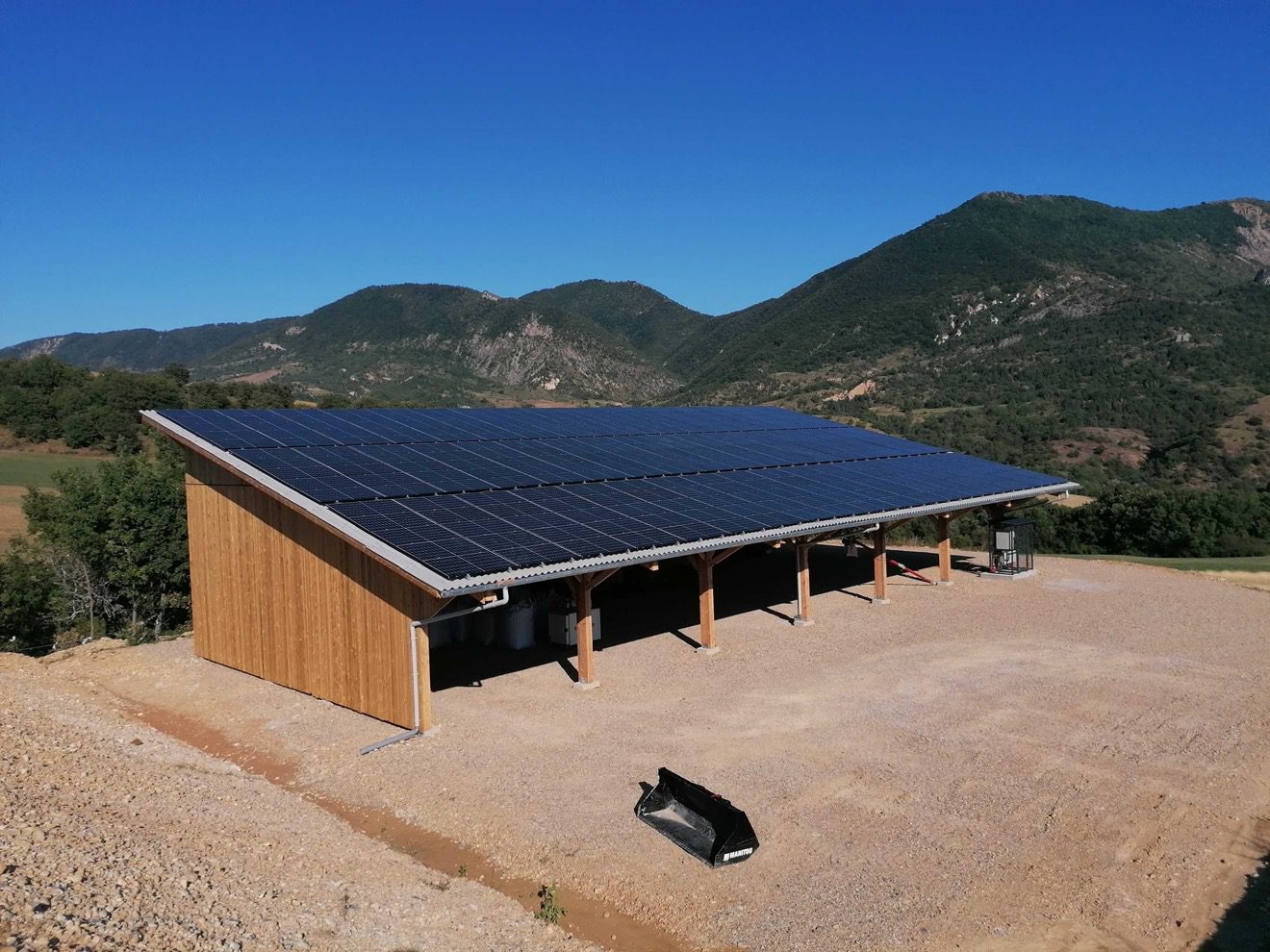 découvrez nos hangars en bois équipés de panneaux photovoltaïques, alliant durabilité et performance énergétique pour une solution de stockage écologique. optez pour une construction respectueuse de l'environnement tout en produisant votre propre énergie.