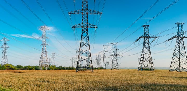 découvrez notre comparatif des énergies agricoles : analyse des différentes sources énergétiques utilisées par les exploitants, avantages et inconvénients de chacune, et recommandations pour optimiser la consommation d'énergie dans le secteur agricole.