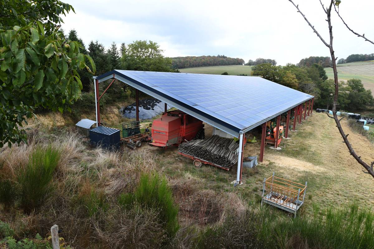 découvrez notre hangar agricole photovoltaïque, une solution innovante qui allie durabilité et efficacité énergétique. profitez d'un espace de stockage optimal tout en produisant votre propre électricité grâce à des panneaux solaires intégrés.