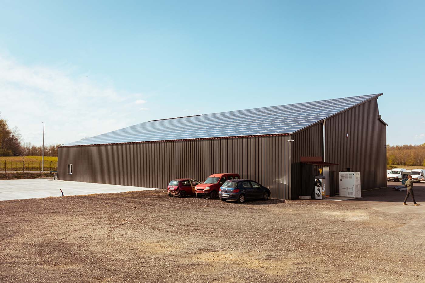 découvrez l'innovation du hangar solaire, une solution écologique et économique pour le stockage et la production d'énergie renouvelable. conçu pour maximiser l'utilisation de l'énergie solaire, ce type de bâtiment offre à la fois une protection pour vos équipements et une source d'énergie propre. optez pour un avenir durable avec un hangar solaire!
