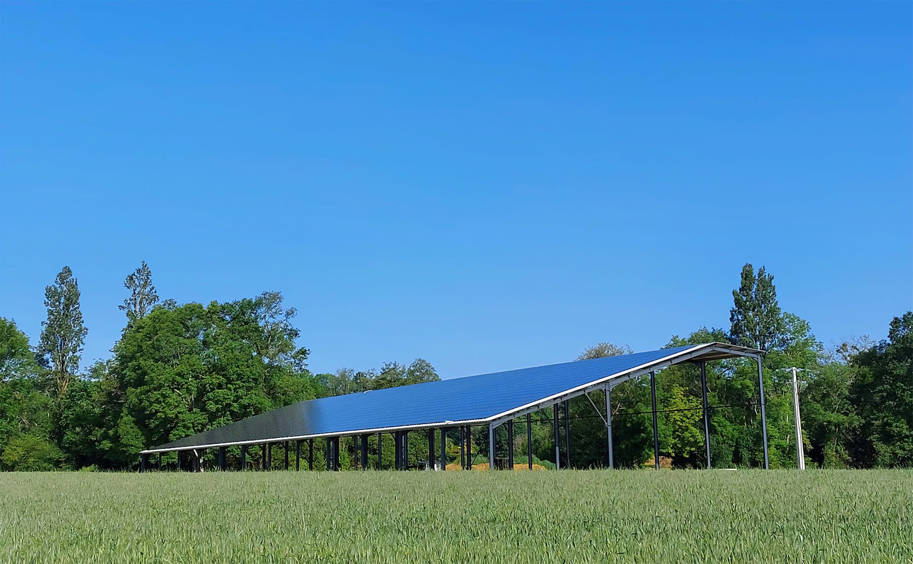 découvrez les avantages d'un hangar photovoltaïque, une solution innovante qui combine espace de stockage et production d'énergie renouvelable. optez pour une structure durable et économiquement avantageuse, tout en réduisant votre empreinte carbone.