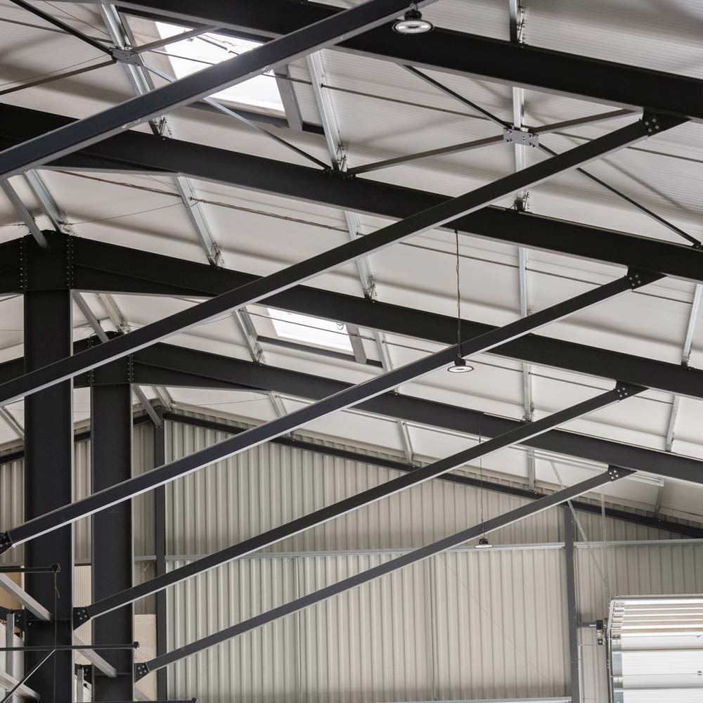 découvrez les solutions d'isolation pour bâtiments agricoles, optimisant le confort et l'efficacité énergétique de vos infrastructures tout en préservant la santé de vos animaux et la qualité de vos cultures.