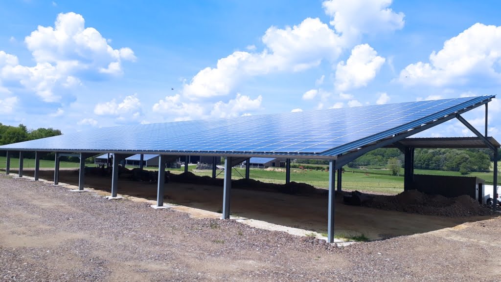 découvrez notre hangar en bois équipé de panneaux photovoltaïques, une solution durable et esthétique pour abriter vos équipements tout en produisant de l'énergie verte. optimisez votre espace tout en respectant l'environnement.