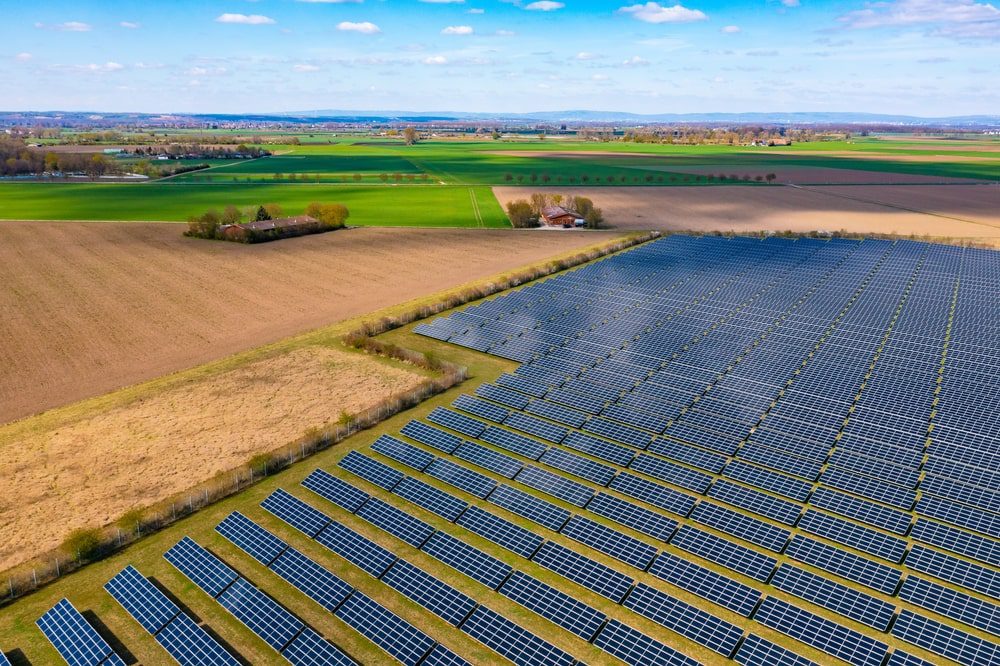 découvrez comment l'énergie solaire agricole durable transforme l'agriculture moderne. apprenez les avantages écologiques et économiques de l'intégration des panneaux solaires dans les exploitations agricoles, tout en contribuant à un avenir plus vert.