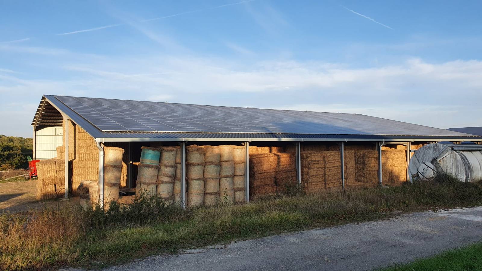 découvrez les hangars agricoles photovoltaïques, une solution innovante alliant agriculture et énergie solaire. optimisez vos espaces agricoles tout en produisant de l'électricité verte et en réduisant vos coûts. transformez votre exploitation en un modèle durable et respectueux de l'environnement.
