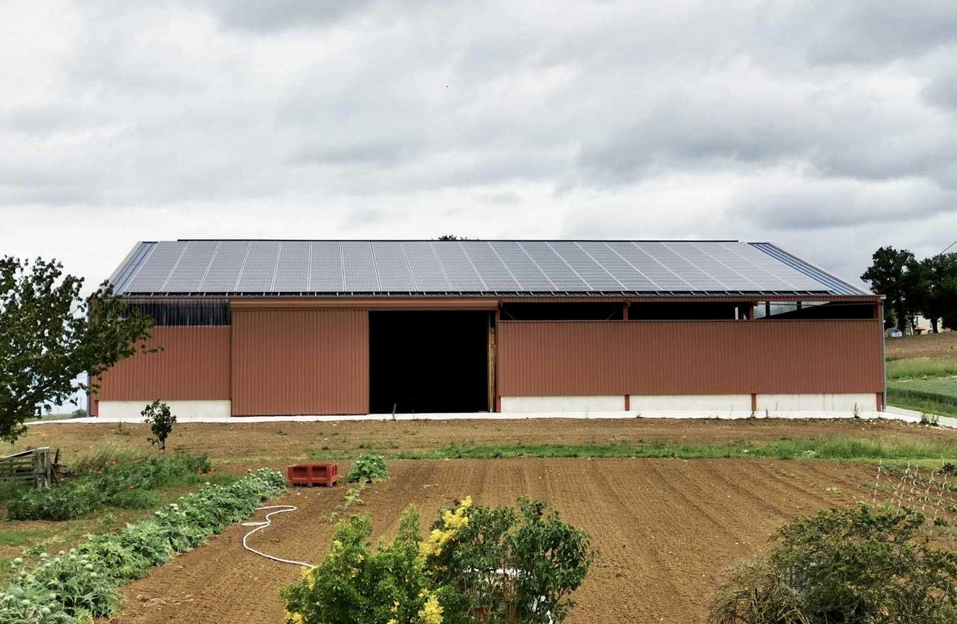découvrez nos services d'entretien spécialisés pour les hangars agricoles équipés de panneaux photovoltaïques. assurez la performance de votre installation solaire tout en préservant l'intégrité de vos structures. profitez d'une expertise adaptée à vos besoins en agriculture et énergie renouvelable.