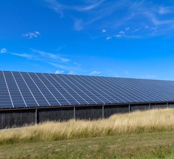 découvrez comment les panneaux solaires agricoles peuvent maximiser vos profits tout en contribuant à une agriculture durable. apprenez les avantages économiques, les incitations fiscales et les solutions innovantes pour rentabiliser votre exploitation grâce à l'énergie solaire.