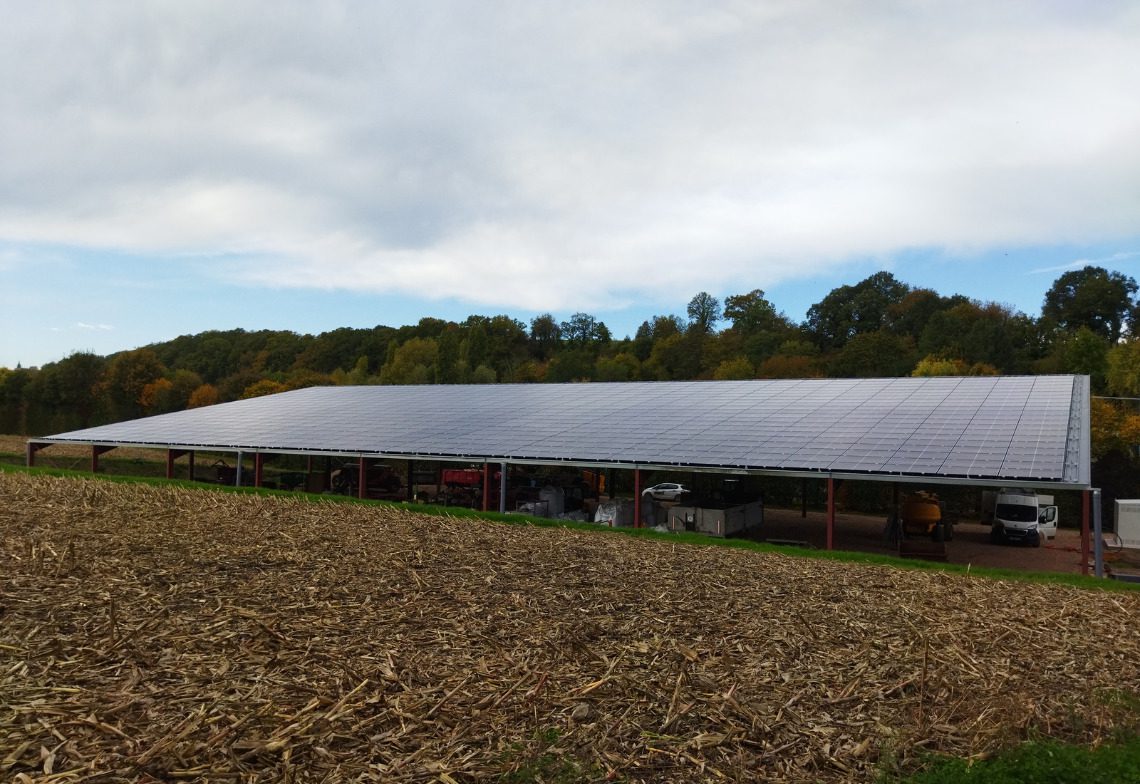 découvrez notre hangar photovoltaïque de 714m², conçu pour maximiser la production d'énergie solaire tout en offrant un espace de stockage optimal. une solution écologique et économique pour votre entreprise.