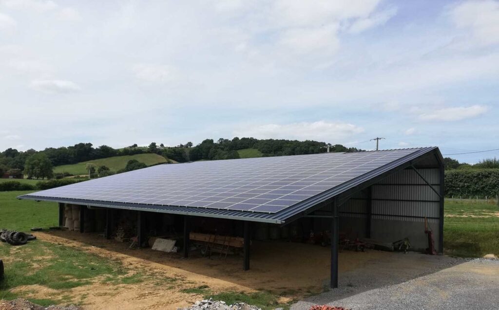 découvrez comment les panneaux solaires pour hangar permettent de maximiser l'efficacité énergétique tout en réduisant les coûts. optez pour une solution durable et rentable qui transforme votre espace de stockage en une source d'énergie propre.