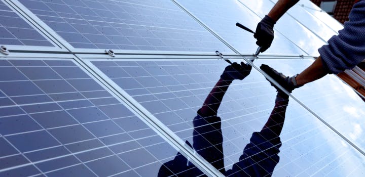 découvrez toutes les aides disponibles pour l'installation de panneaux photovoltaïques en 2025. optimisez votre investissement tout en contribuant à la transition énergétique grâce à nos conseils pratiques et notre guide complet sur les subventions et offres de financement.
