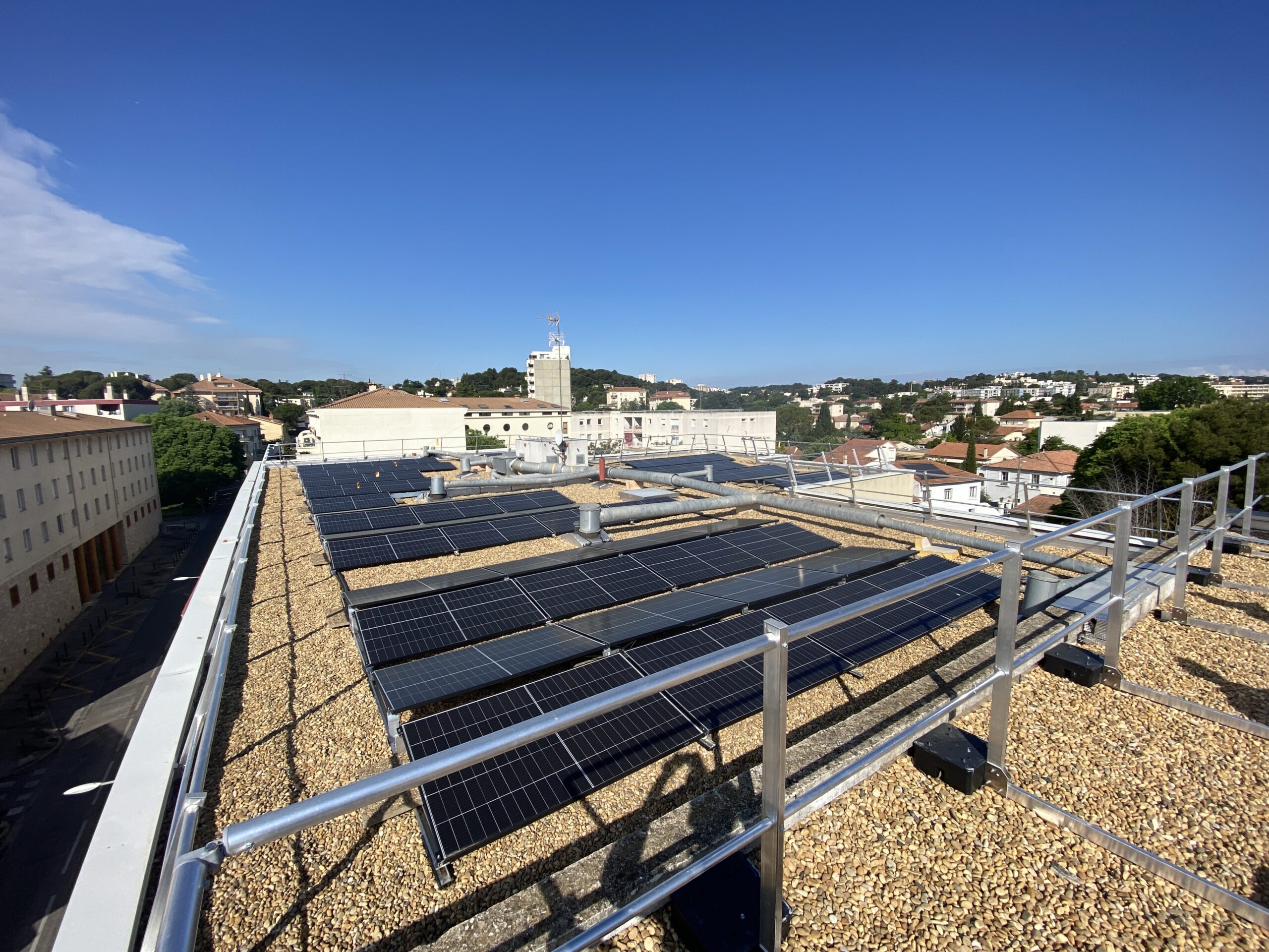 découvrez notre guide complet sur la surface nécessaire pour installer un panneau solaire de 100 kwc. optimisez votre production d'énergie renouvelable et faites le meilleur choix pour votre projet solaire en tenant compte de l'espace disponible et des performances des panneaux.