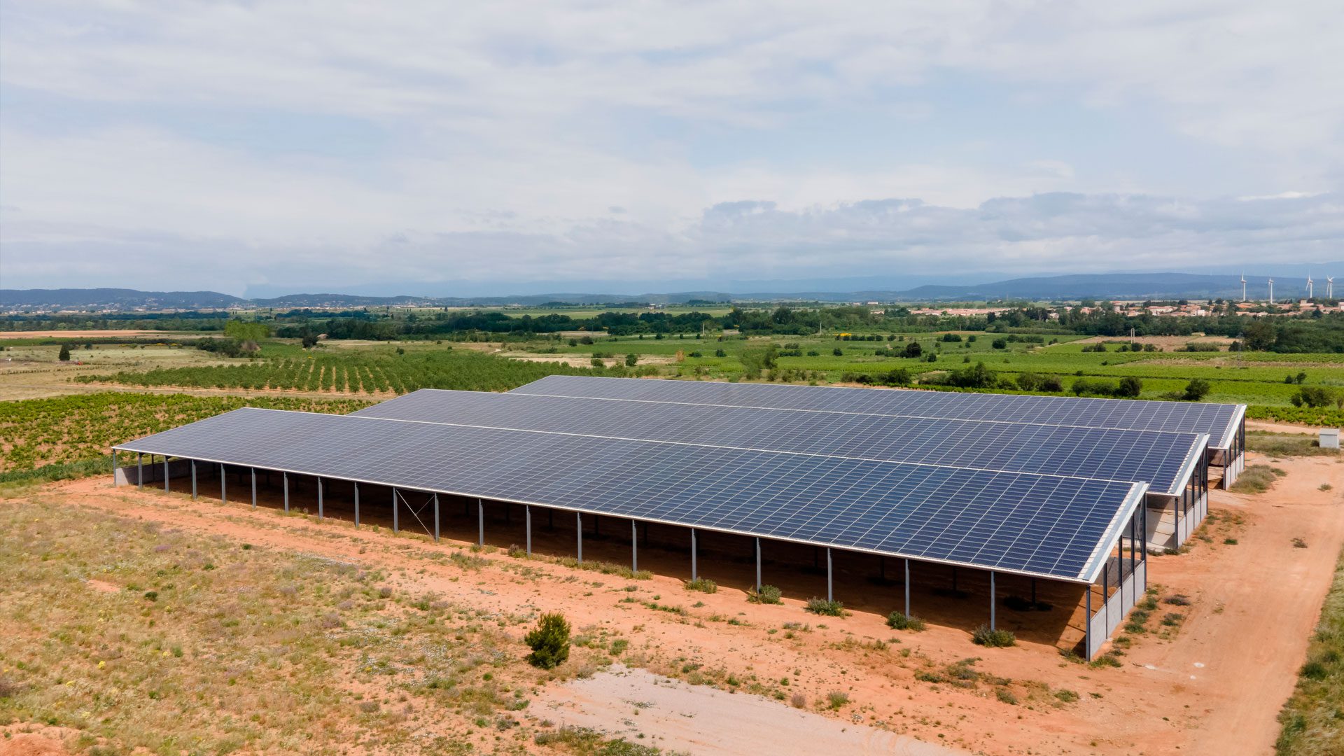 découvrez les inconvénients des hangars agricoles photovoltaïques, notamment les coûts d'installation, l'impact sur l'espace agricole, et les défis d'entretien. informez-vous pour prendre des décisions éclairées sur l'intégration de l'énergie solaire dans vos infrastructures agricoles.