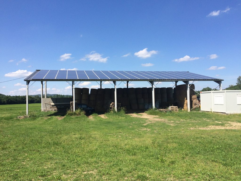 découvrez comment l'agriculture verte intègre des hangars photovoltaïques pour optimiser la production tout en respectant l'environnement. explorez les avantages de cette innovation durable qui combine agriculture et énergie renouvelable.