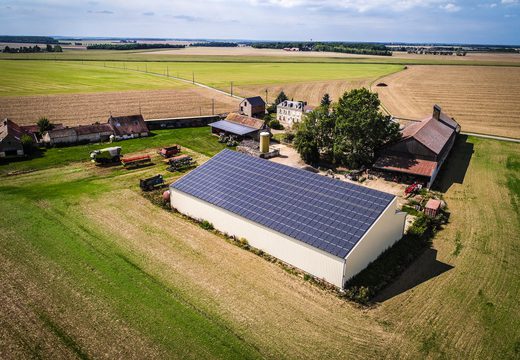 découvrez comment les panneaux solaires peuvent révolutionner l'agriculture en offrant des solutions d'énergie durable. explorez les aides disponibles, les avantages écologiques et économiques, et comment intégrer efficacement ces technologies dans votre exploitation agricole.