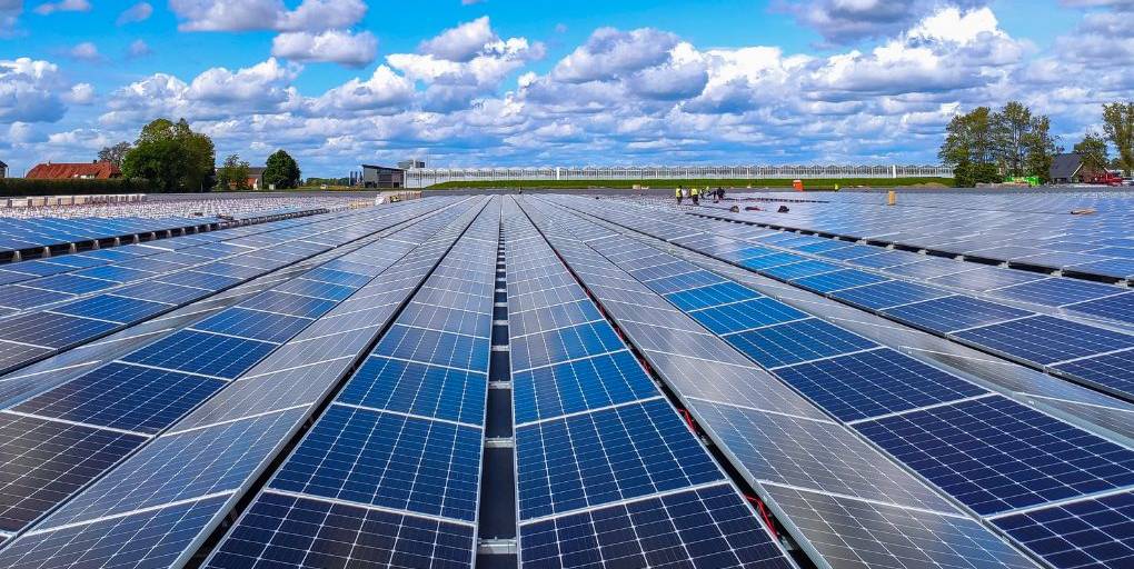 découvrez les avantages de l'autoconsommation photovoltaïque, une solution écologique qui vous permet de produire et consommer votre propre électricité tout en réduisant votre empreinte carbone et en réalisant des économies sur vos factures d'énergie.