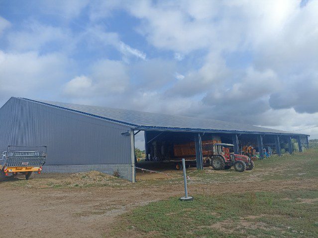 découvrez les démarches et les autorisations nécessaires pour l'installation d'un hangar agricole photovoltaïque. informez-vous sur les réglementations en vigueur et les aides disponibles pour optimiser votre projet énergétique.
