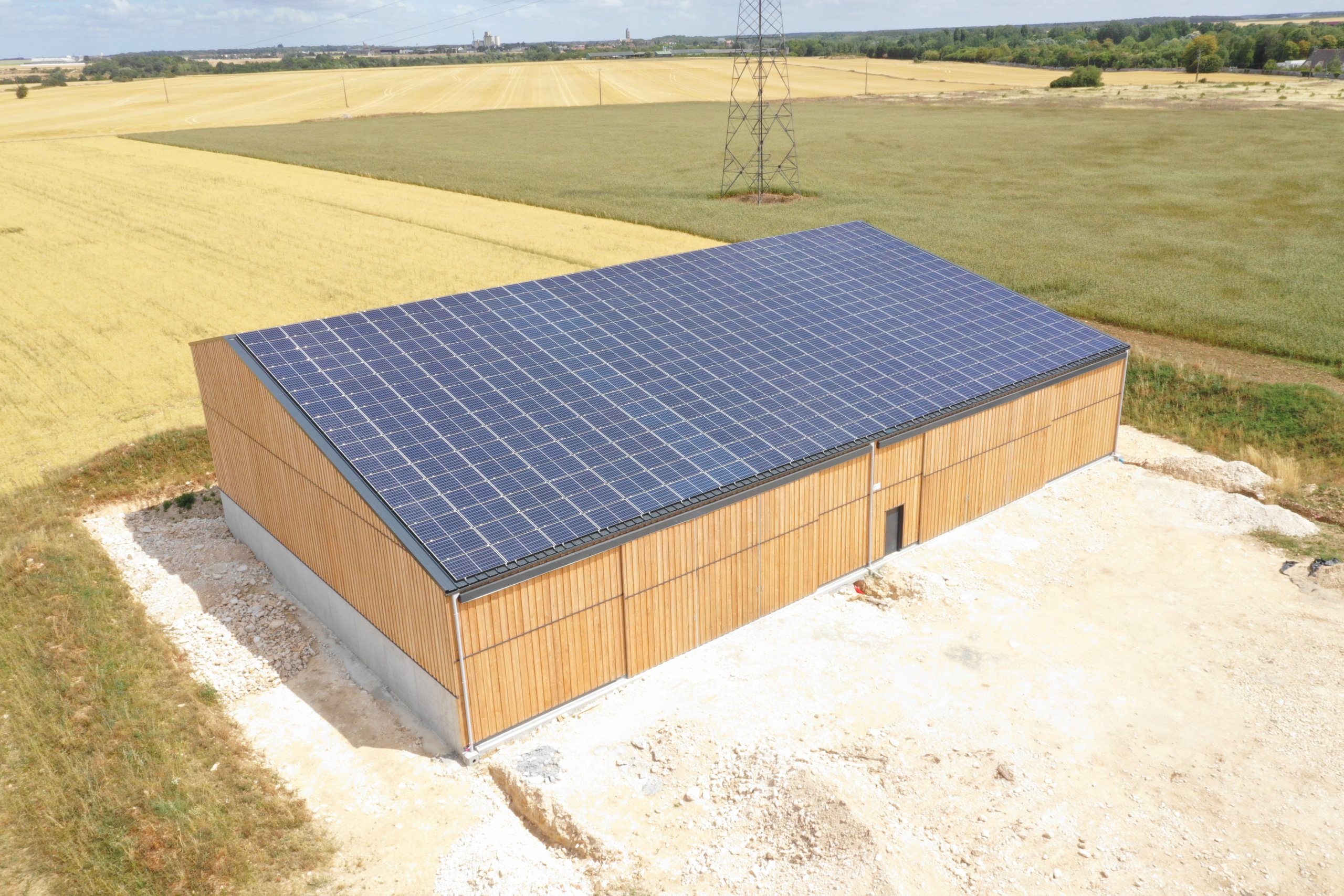 découvrez les nombreux avantages d'un bâtiment photovoltaïque de 19,75 m : efficacité énergétique, réduction des coûts d'électricité, impact environnemental positif et valorisation de votre patrimoine immobilier.