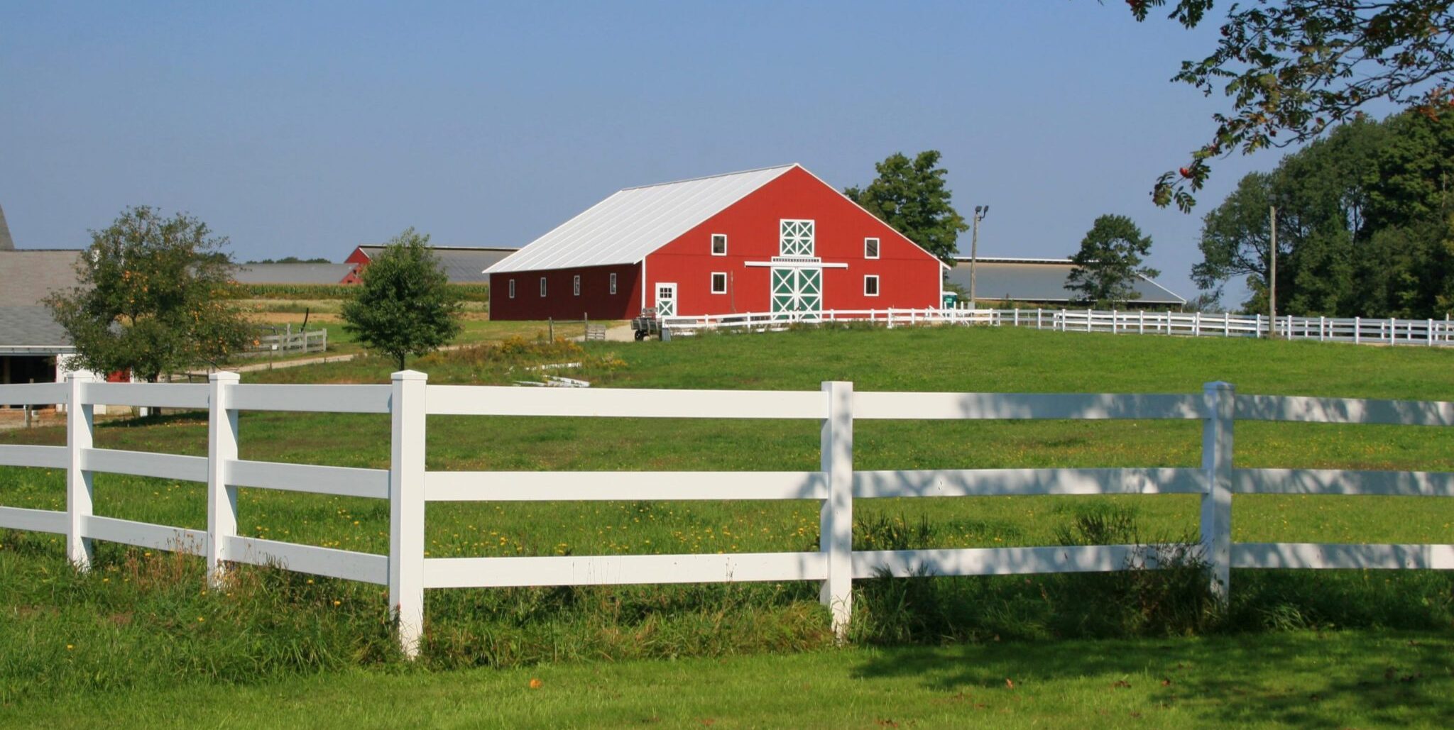 découvrez les solutions innovantes pour construire un bâtiment agricole durable. alliant performances écologiques et économiques, ces structures respectent l'environnement tout en répondant aux besoins des exploitations agricoles modernes.