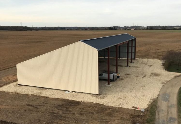 découvrez notre bâtiment monopente solaire économique, conçu pour maximiser l'efficacité énergétique tout en réduisant vos coûts. idéal pour les professionnels à la recherche d'une solution durable et économique, ce bâtiment allie design moderne et performance écologique.