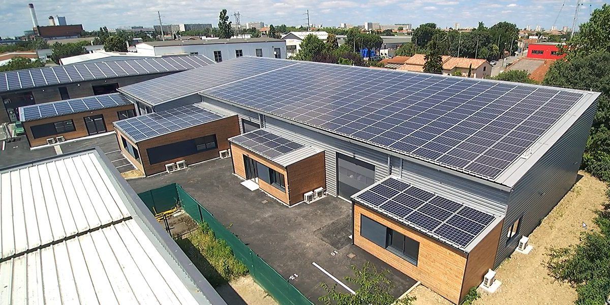 découvrez comment un bâtiment photovoltaïque durable peut réduire votre empreinte carbone tout en générant de l'énergie propre et renouvelable. explorez les avantages écologiques et économiques de cette solution innovante pour un avenir plus vert.