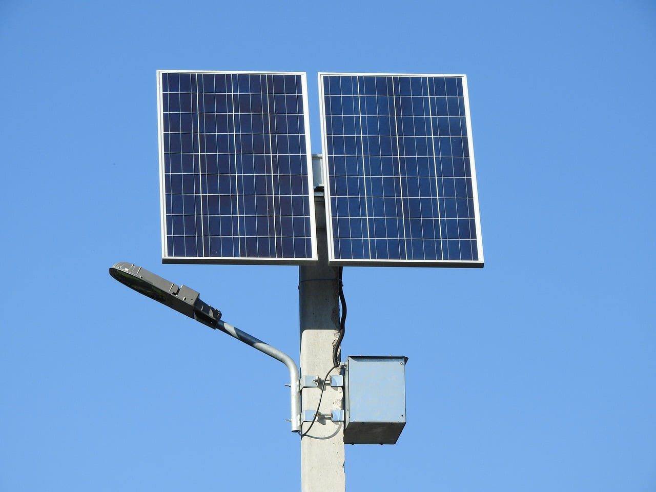 découvrez comment les batteries de stockage pour hangars photovoltaïques peuvent optimiser votre autoconsommation d'énergie solaire, réduire vos coûts et garantir une indépendance énergétique durable.