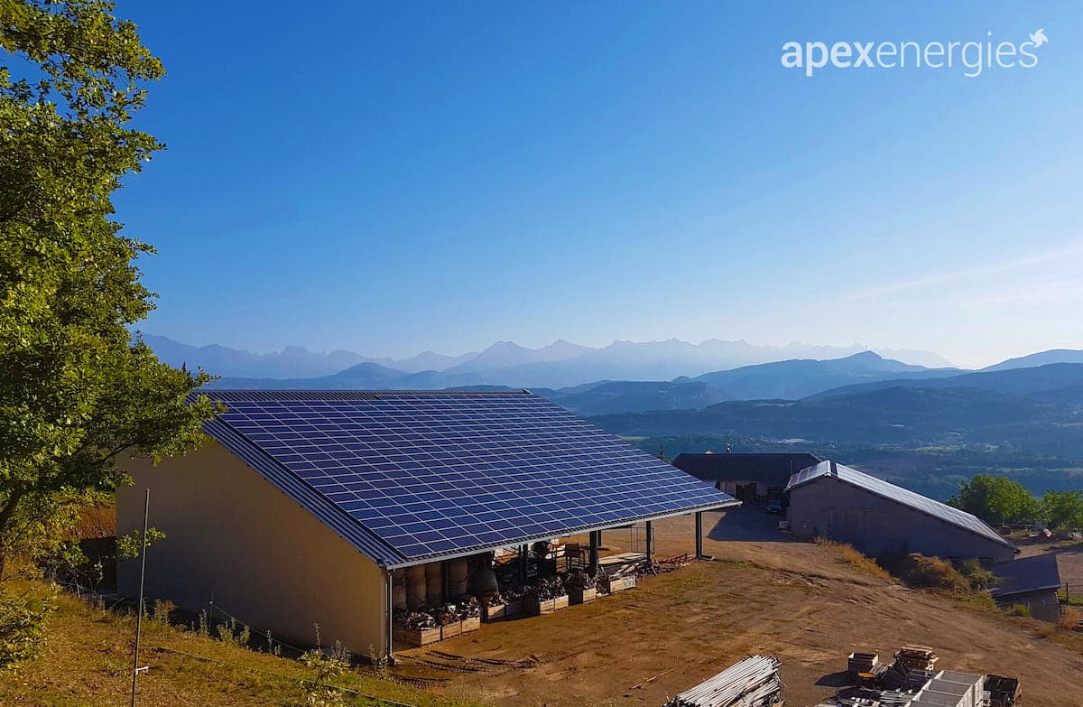 découvrez notre comparatif des hangars photovoltaïques pour optimiser votre espace tout en générant de l'énergie renouvelable. comparez les différents modèles, avantages et coûts pour faire le meilleur choix pour votre projet.