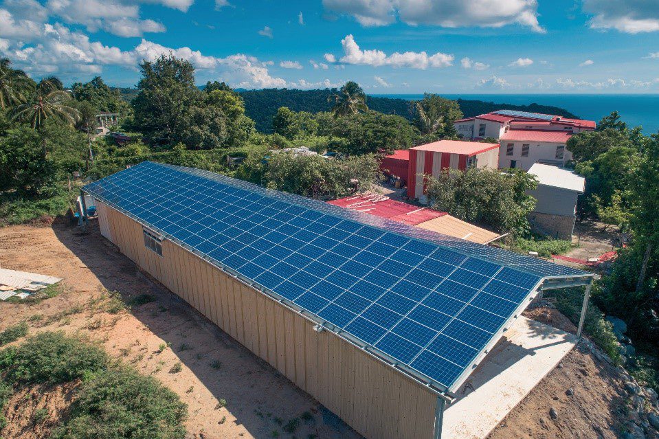 découvrez nos solutions de construction de hangars agricoles équipés de panneaux photovoltaïques. alliez fonctionnalité et durabilité en optimisant votre espace tout en générant de l'énergie renouvelable.