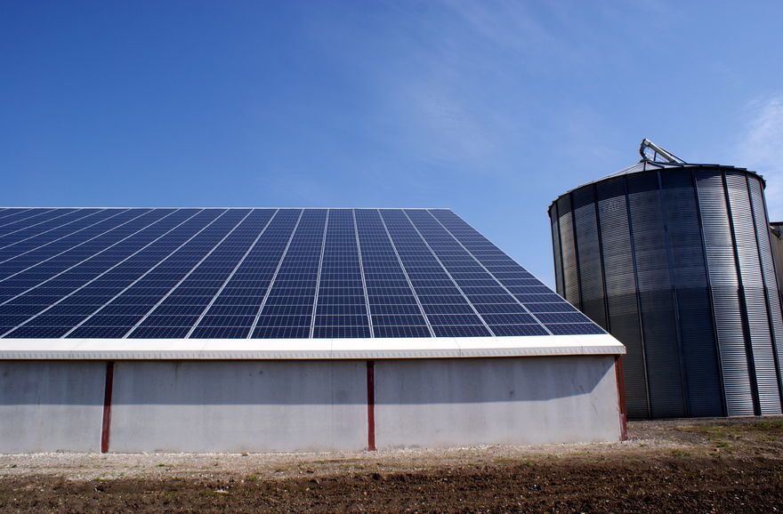 découvrez les différents coûts associés à la construction d'un hangar photovoltaïque. comparez les prix des matériaux, de l'installation et des subventions disponibles pour maximiser votre investissement dans l'énergie solaire.
