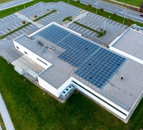 découvrez les meilleures pratiques pour le dimensionnement d'un hangar photovoltaïque. optimisez l'installation de vos panneaux solaires pour maximiser la production d'énergie tout en respectant les normes techniques et environnementales. transformez votre espace de stockage en source d'énergie renouvelable.