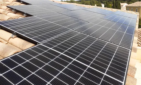 découvrez la durée de vie des panneaux solaires pour hangar et leur impact sur l'efficacité énergétique. apprenez comment maximiser leur longévité et rentabilité pour un investissement durable.