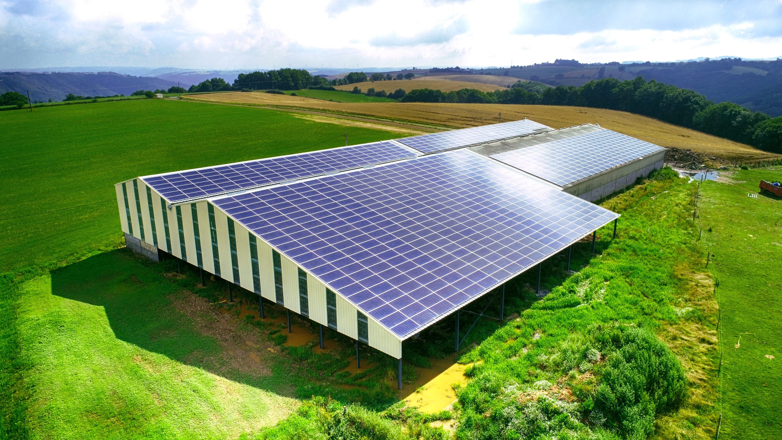 découvrez l'importance de l'emplacement stratégique pour les hangars agricoles photovoltaïques, optimisant ainsi la production d'énergie solaire tout en répondant aux besoins de l'agriculture moderne.