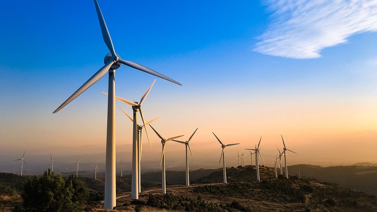découvrez l'énergie éolienne, une source d'énergie renouvelable et durable. apprenez comment elle transforme le vent en électricité, réduit les émissions de carbone, et contribue à un avenir plus vert.