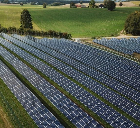 découvrez comment l'énergie solaire agricole durable transforme le secteur agricole en offrant des solutions écologiques et économiques. apprenez les avantages des systèmes solaires pour optimiser la production et réduire l'empreinte carbone des exploitations agricoles.