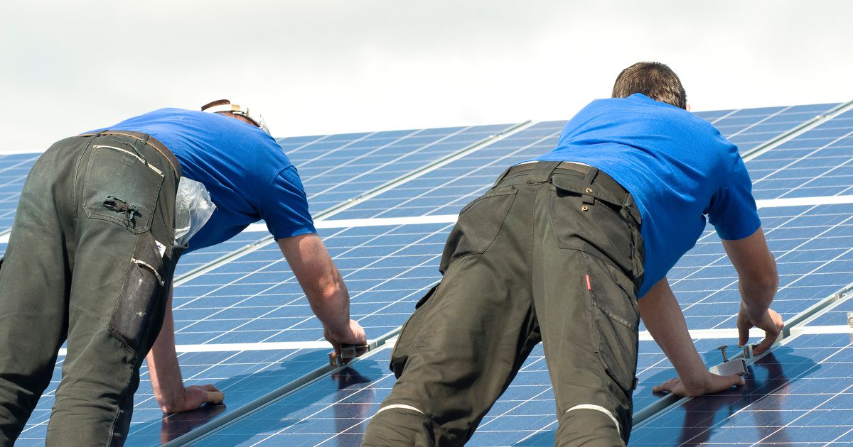 découvrez comment les énergies renouvelables stimulent la création d'emplois durables et innovants. explorez les opportunités professionnelles offertes par la transition énergétique et les avantages d'une carrière dans ce secteur en pleine expansion.