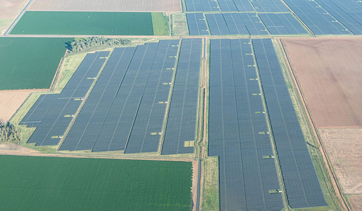 découvrez comment l'entraide photovoltaïque agricole transforme le secteur, en permettant aux agriculteurs de collaborer pour maximiser l'utilisation de l'énergie solaire, réduire leurs coûts d'exploitation et promouvoir une agriculture durable.