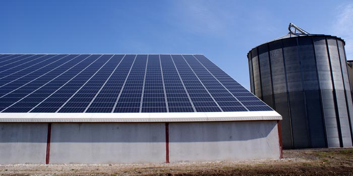 découvrez l'importance de l'entretien des hangars agricoles photovoltaïques pour optimiser la production d'énergie solaire. grâce à des conseils pratiques et des astuces, assurez la longévité et l'efficacité de vos installations. maximisez votre rentabilité tout en préservant l'environnement.