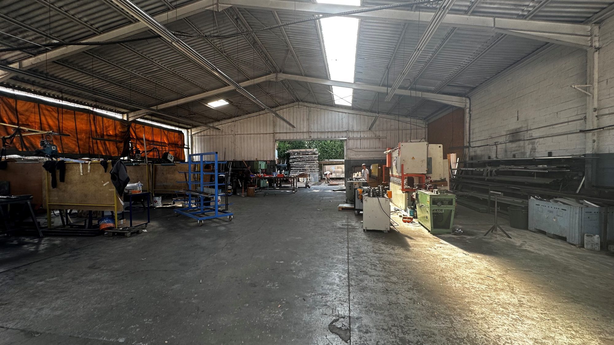 obtenez une estimation précise du prix de votre hangar grâce à notre guide complet. découvrez les facteurs influençant le coût et comparez les offres pour faire le meilleur choix. simplifiez votre projet de construction ou d'achat de hangar avec nos conseils d'experts.