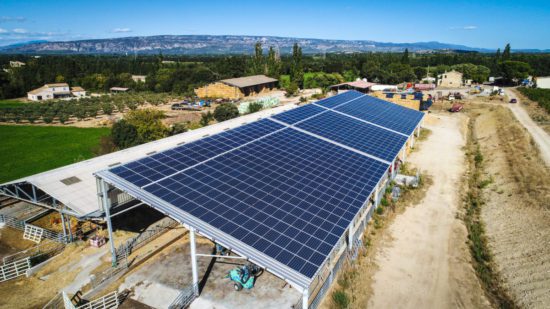 découvrez l'état actuel des hangars photovoltaïques, analysons l'évolution des installations solaires en milieu rural et urbain, ainsi que leur impact sur l'environnement et l'économie.