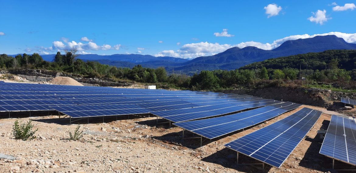 découvrez notre ferme durable photovoltaïque, un modèle d'agriculture responsable qui allie production énergétique et environnement. explorez nos pratiques innovantes, notre engagement pour la biodiversité et comment nous contribuons à un avenir plus vert grâce à l'énergie solaire.