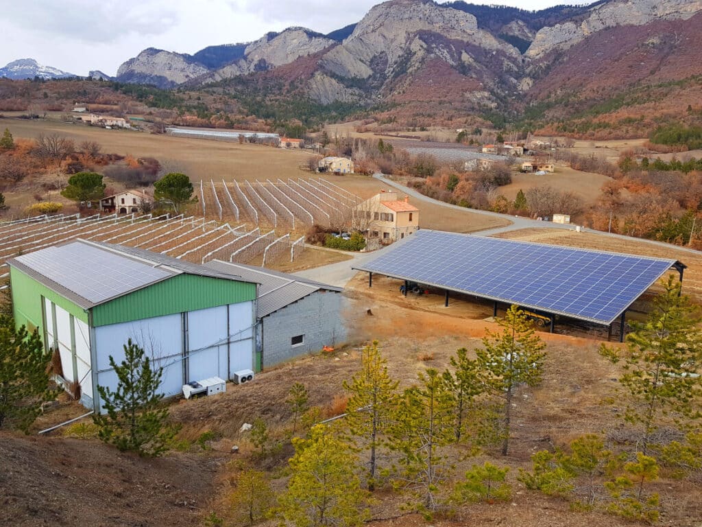 découvrez comment financer la construction de votre hangar photovoltaïque grâce à des solutions adaptées, des aides financières et des conseils d'experts pour optimiser votre investissement dans l'énergie solaire.