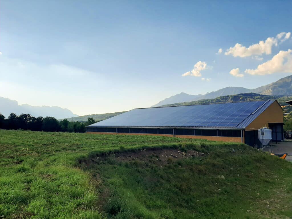 découvrez comment financer votre hangar photovoltaïque grâce à nos solutions adaptées. maximisez votre investissement dans l'énergie solaire tout en bénéficiant d'aides et de subventions. transformez votre hangar en une source d'énergie durable et économisez sur vos factures d'électricité.