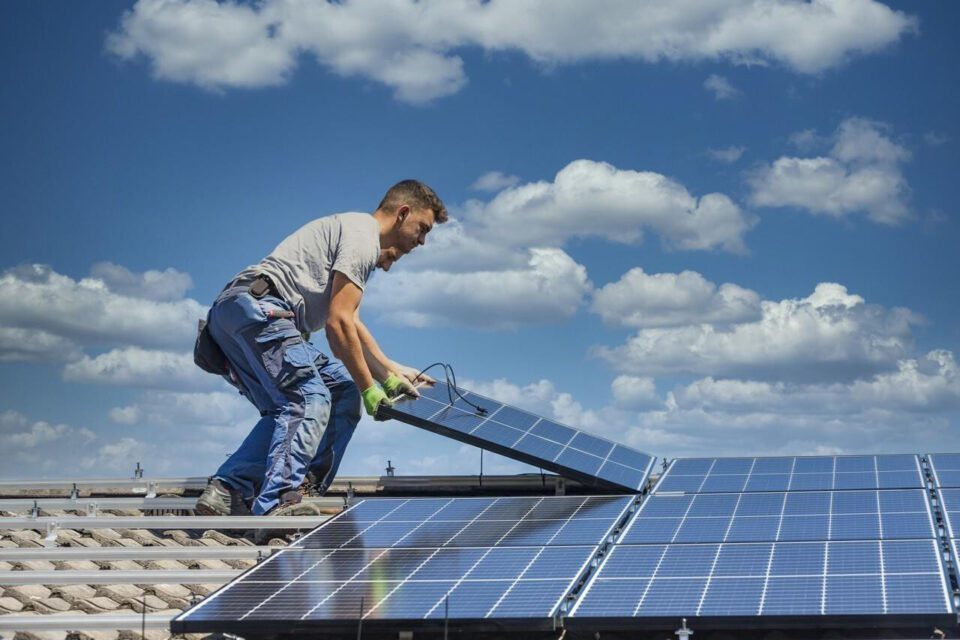 découvrez notre formation photovoltaïque complète qui vous permettra d'acquérir toutes les compétences nécessaires pour installer et entretenir des systèmes solaires. apprenez des experts du secteur et boostez votre carrière dans les énergies renouvelables.