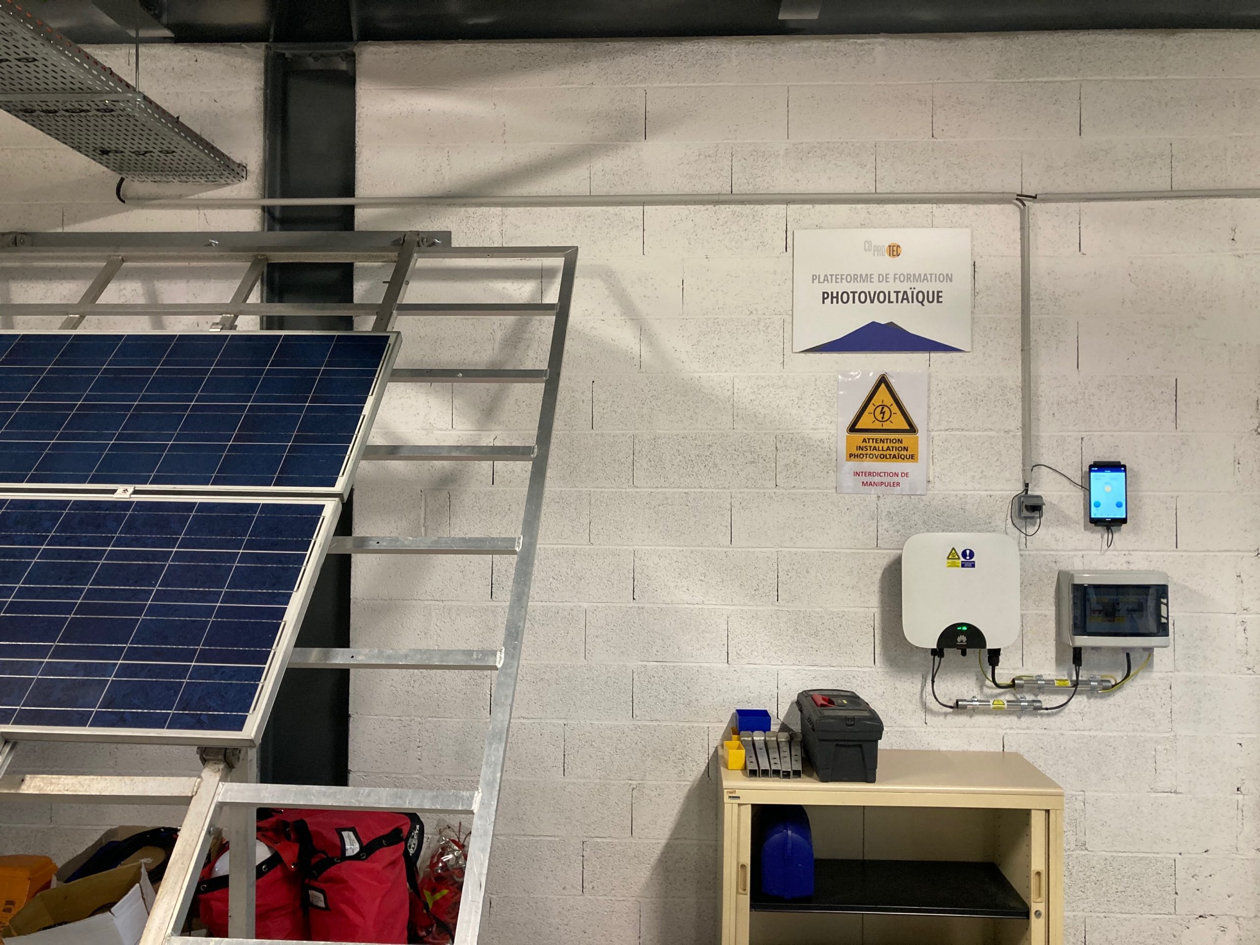 découvrez notre formation photovoltaïque complète pour maîtriser l'énergie solaire. apprenez les techniques d'installation, de maintenance et d'optimisation des panneaux solaires pour devenir un professionnel de l'énergie renouvelable.
