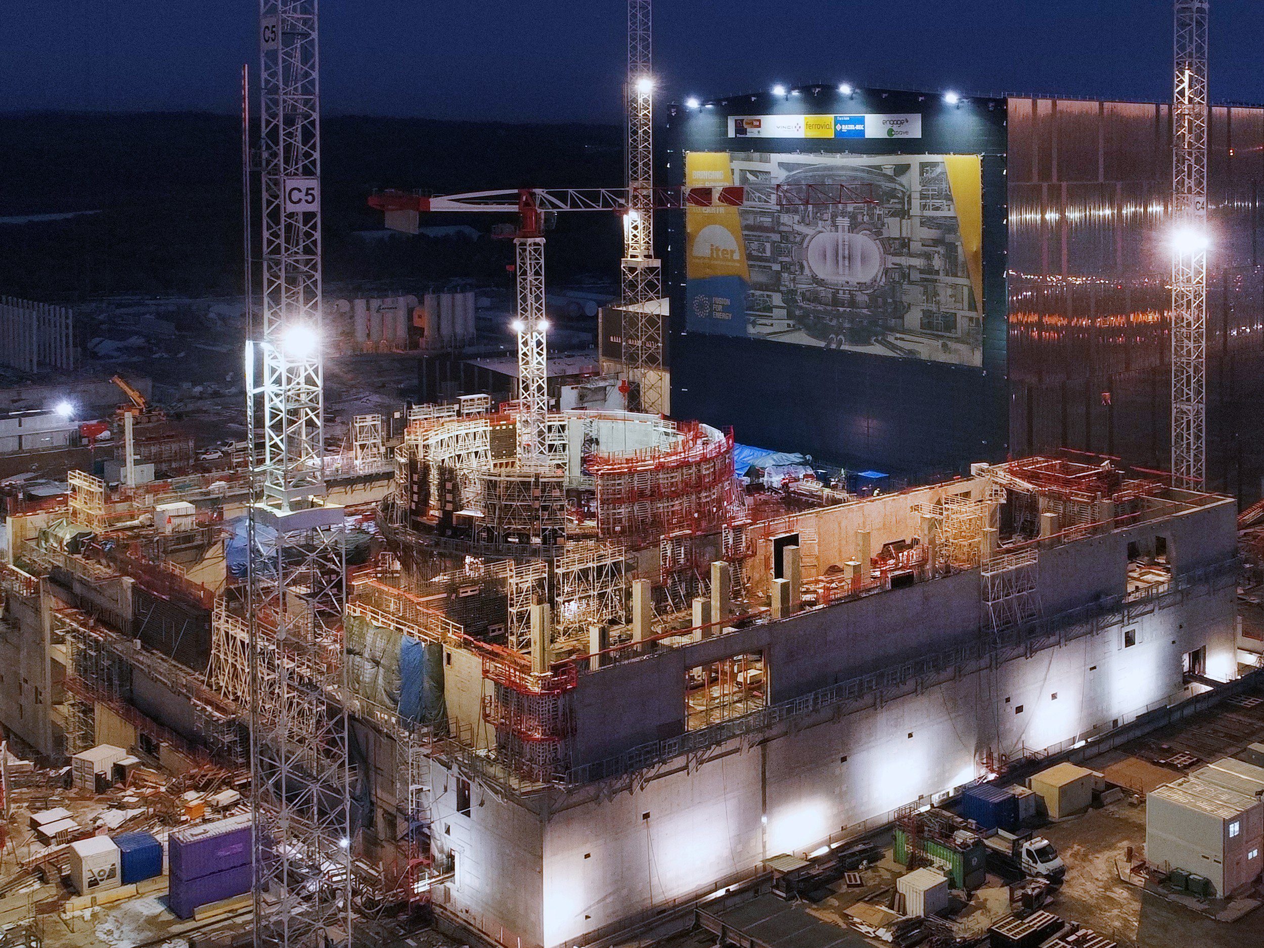 explorez l'état actuel de la fusion énergétique et découvrez les perspectives d'avenir de cette technologie révolutionnaire capable de transformer notre approvisionnement en énergie, réduire les émissions de carbone et offrir une solution durable pour les générations futures.